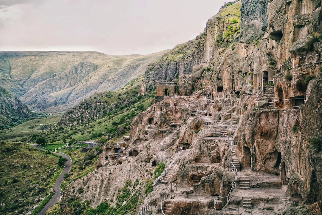 كهوف-فاردزيا